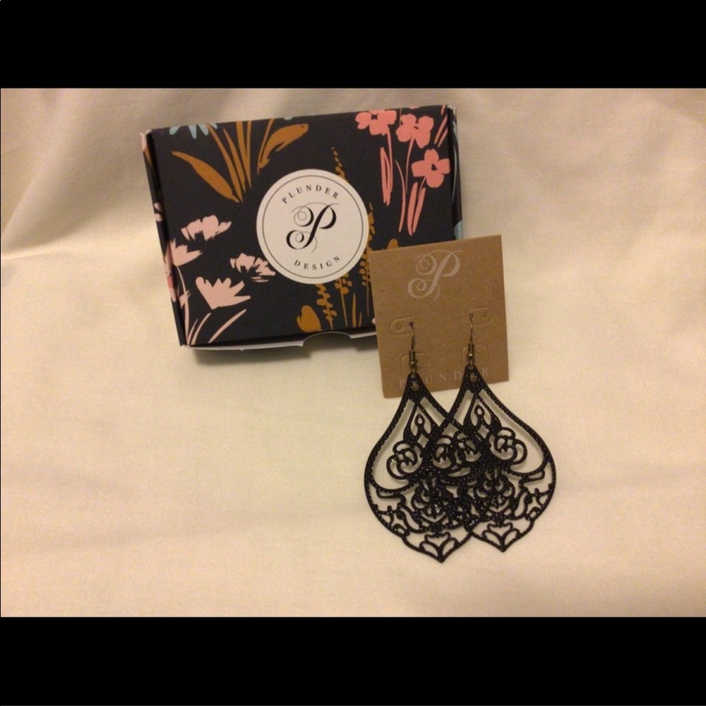 Plunder design ash earrings